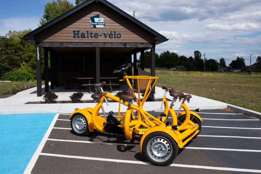 Vélos jaunes devant la halte-vélo de Saint-Agapit