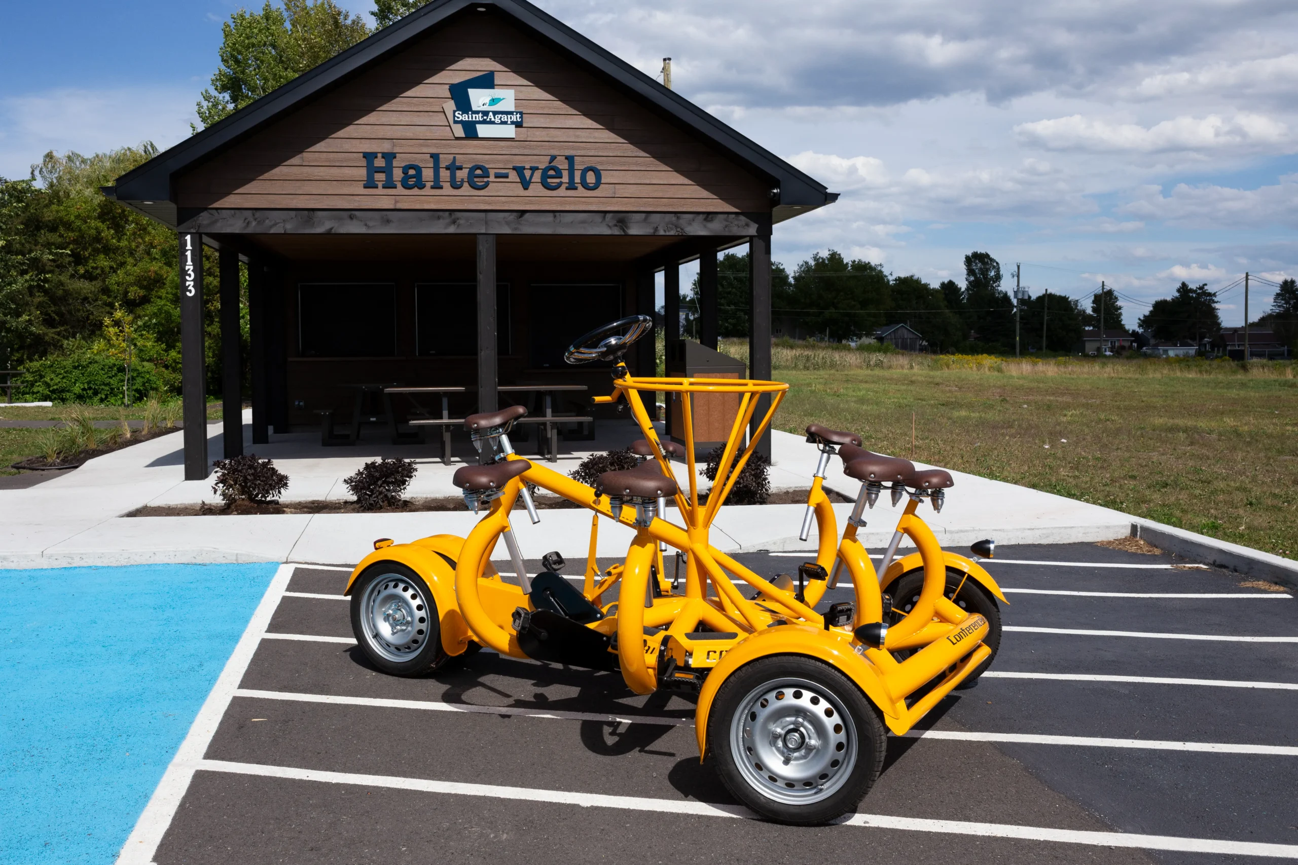 Vélos jaunes devant la halte-vélo de Saint-Agapit