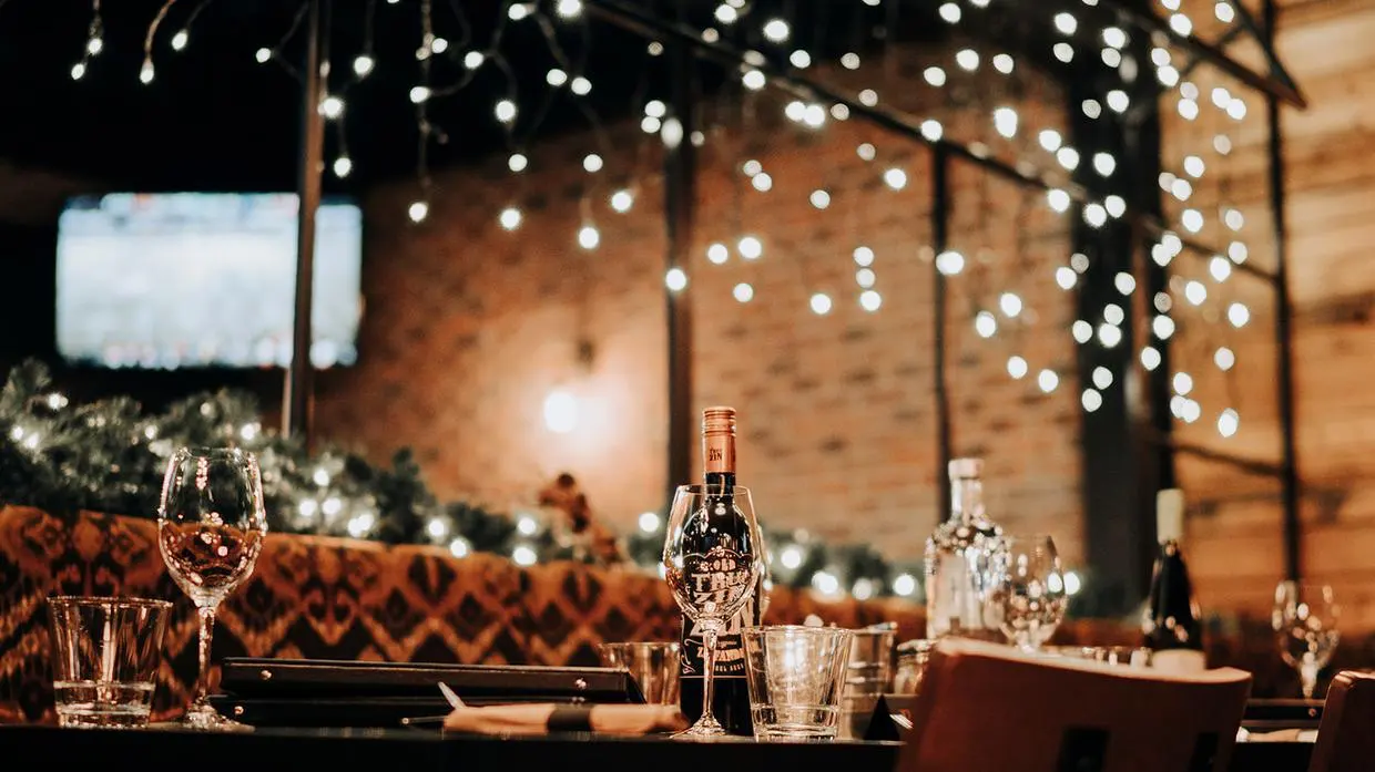 Table de restaurant décorée avec des lumières.