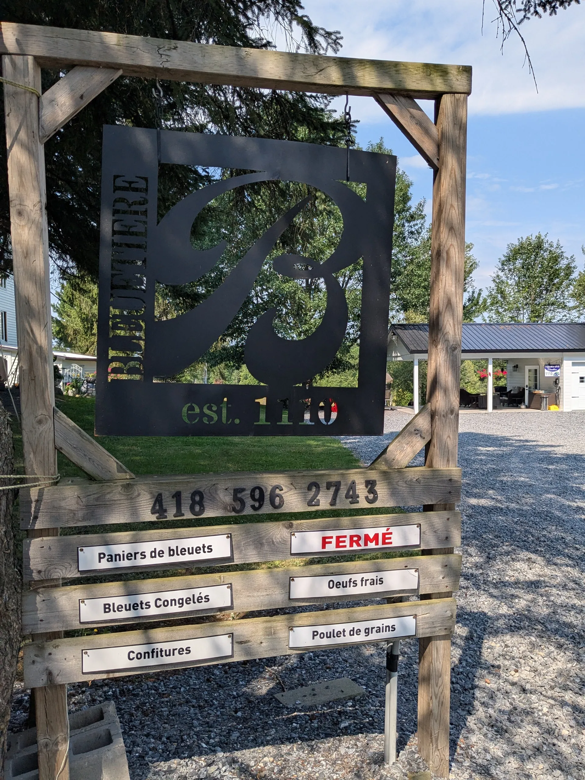 Panneau d'une boutique de produits fermiers, fermé.