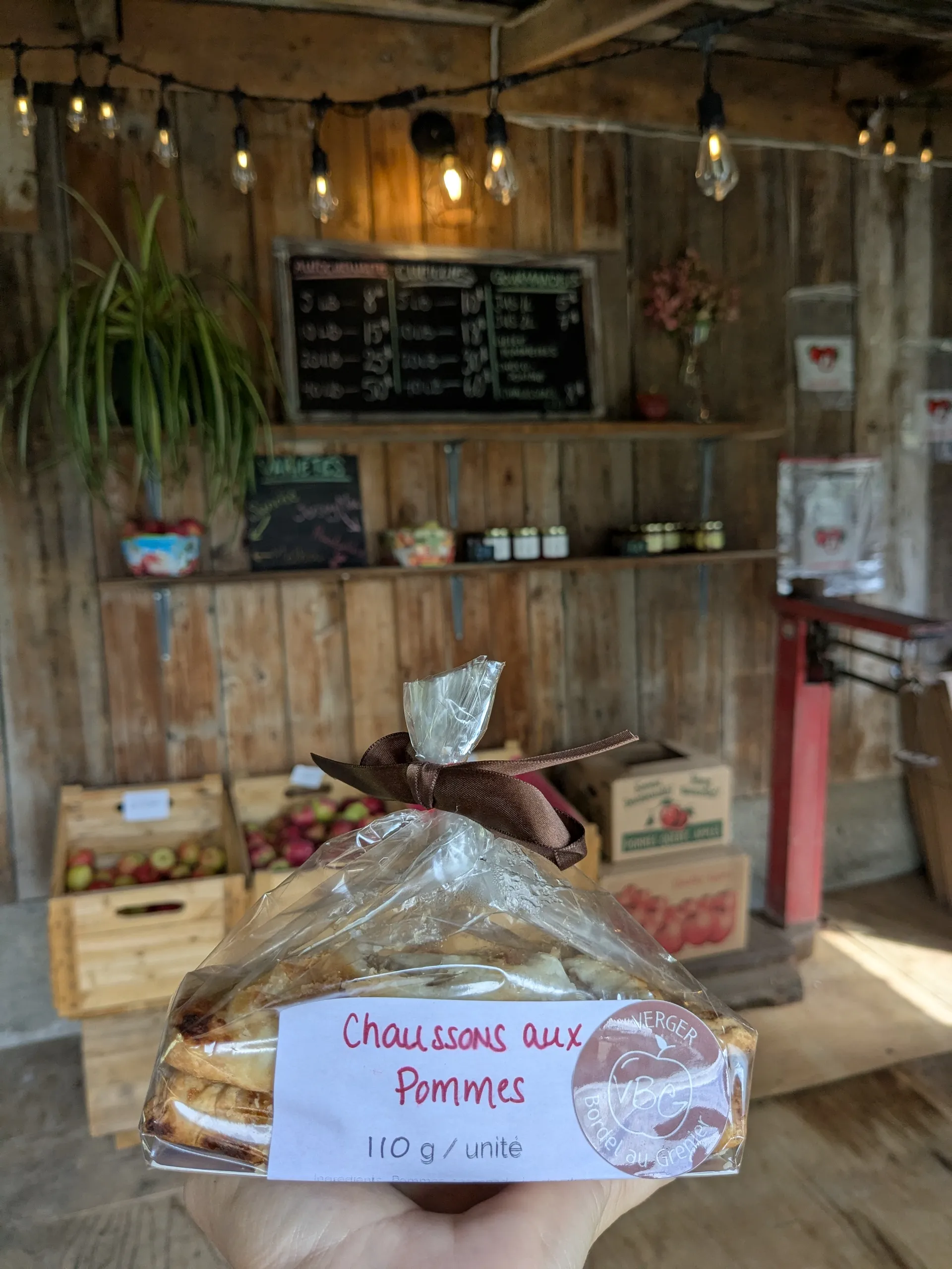 Chaussons aux pommes dans un étal rustique.