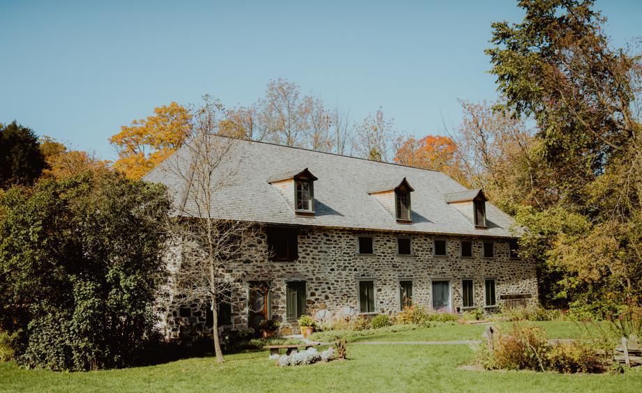 Maison en pierre avec toit en ardoise