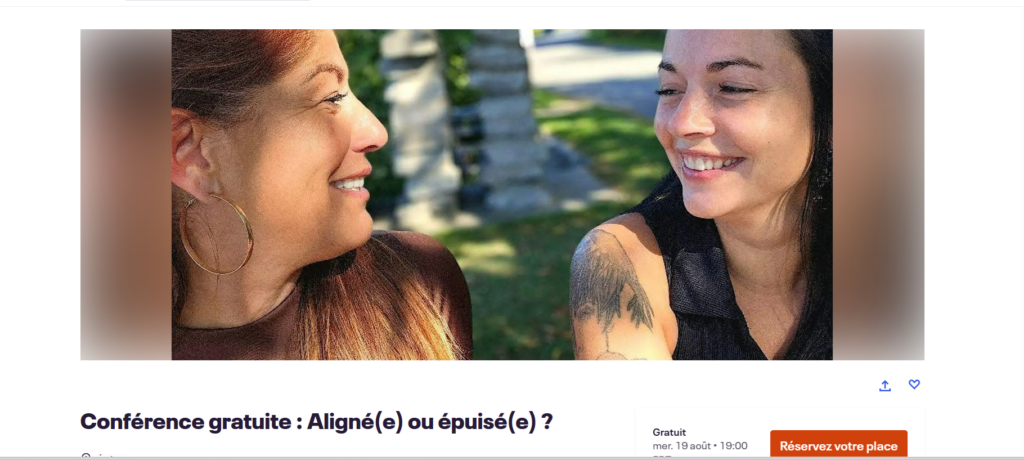 Deux femmes souriantes se regardant dans un parc