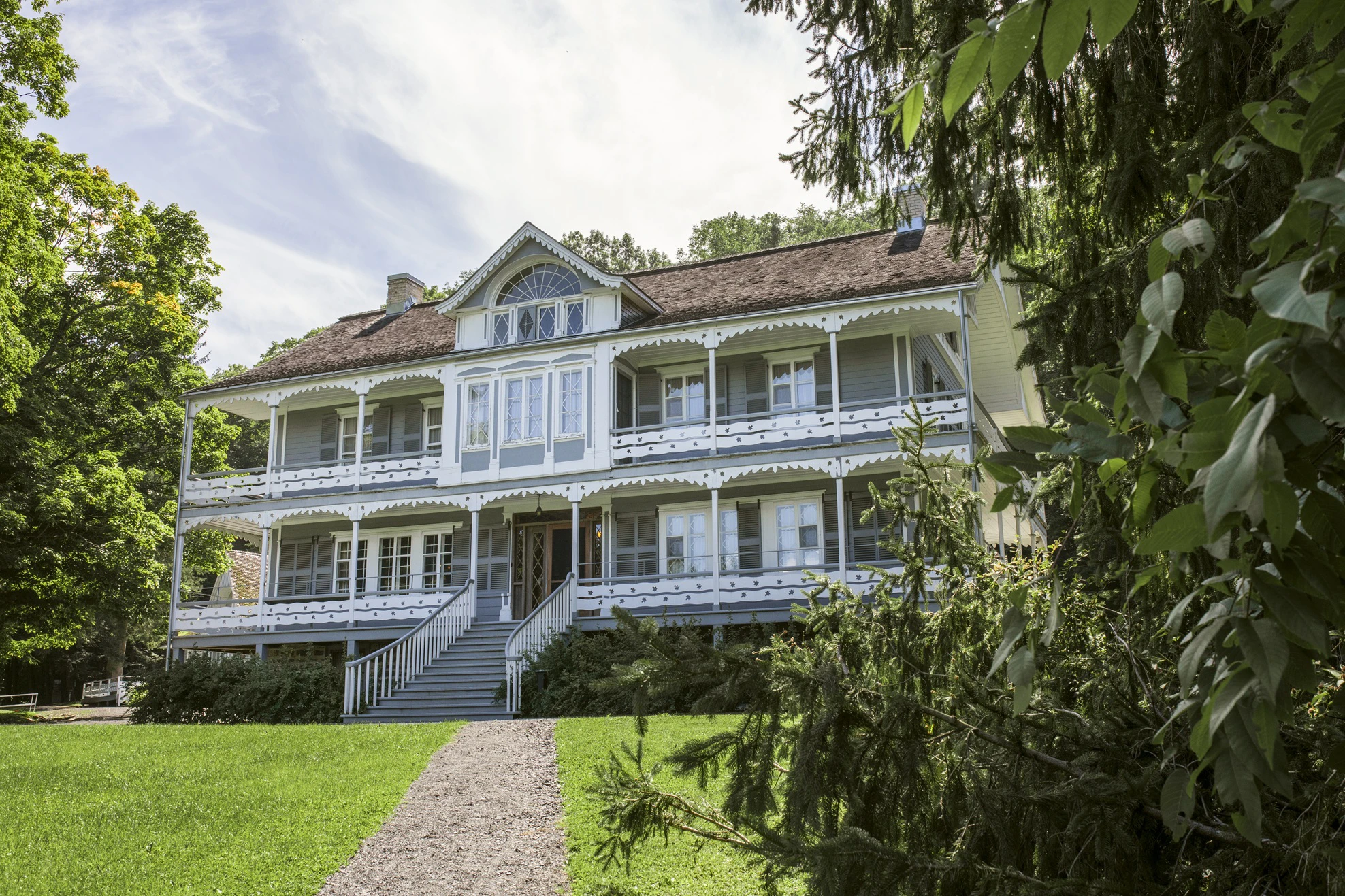 Grande maison traditionnelle en bois avec balcons