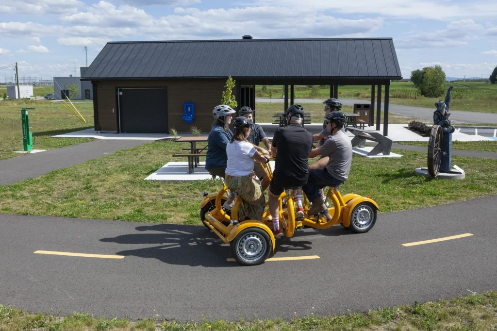 Groupe sur vélo collectif près d’un pavillon
